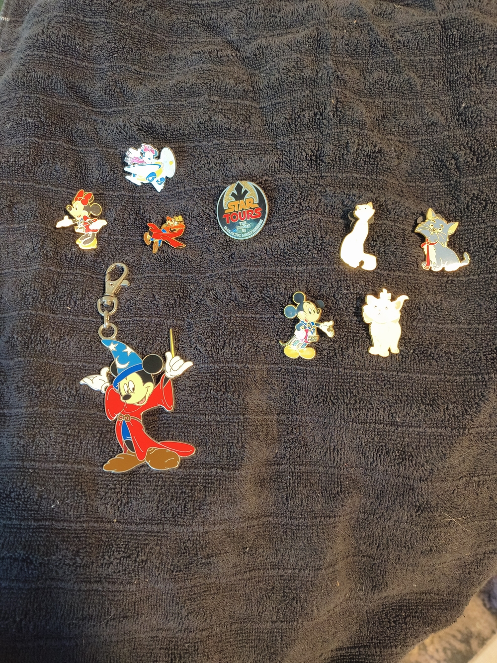 Lot Of 8 Disney Pins And 1 Mickey Keychain
